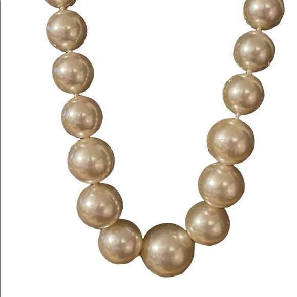 Kenneth J Lane chunky faux pearls necklace - Picture 5 of 12